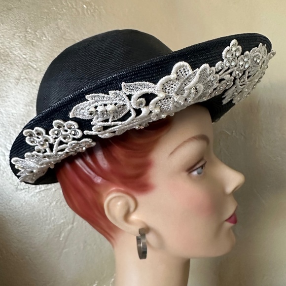 VALUABLE 1960S' DESIGNER JACK MCCONNELL NAVY STRAW  HAT + WHITE APPLIQUÉ - Picture 7 of 12